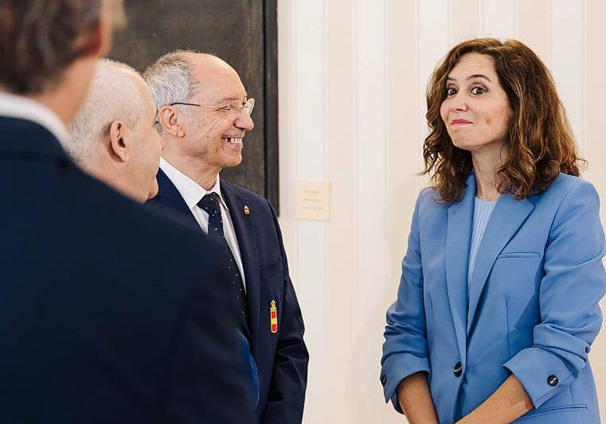 Ayuso ha recibido este martes la insignia de oro de la Real Federación Española de Karate y Deportes Asociados