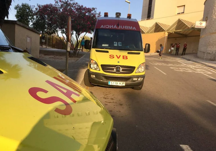 Imagen de archivo de dos equipos del SVB y del SAMU en un hospital valenciano