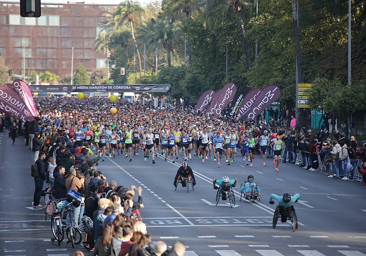 La salida de la Media Maratón de Córdoba 2022 en la Avenida Conde de Vallelano