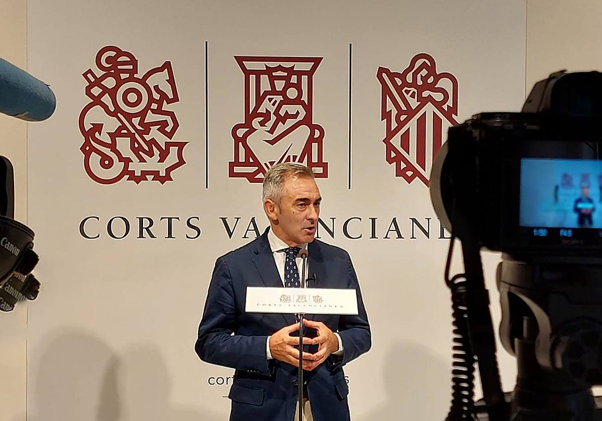 Imagen de la comparecencia de Miguel Barrachina tras la reunión de la Junta de Síndics