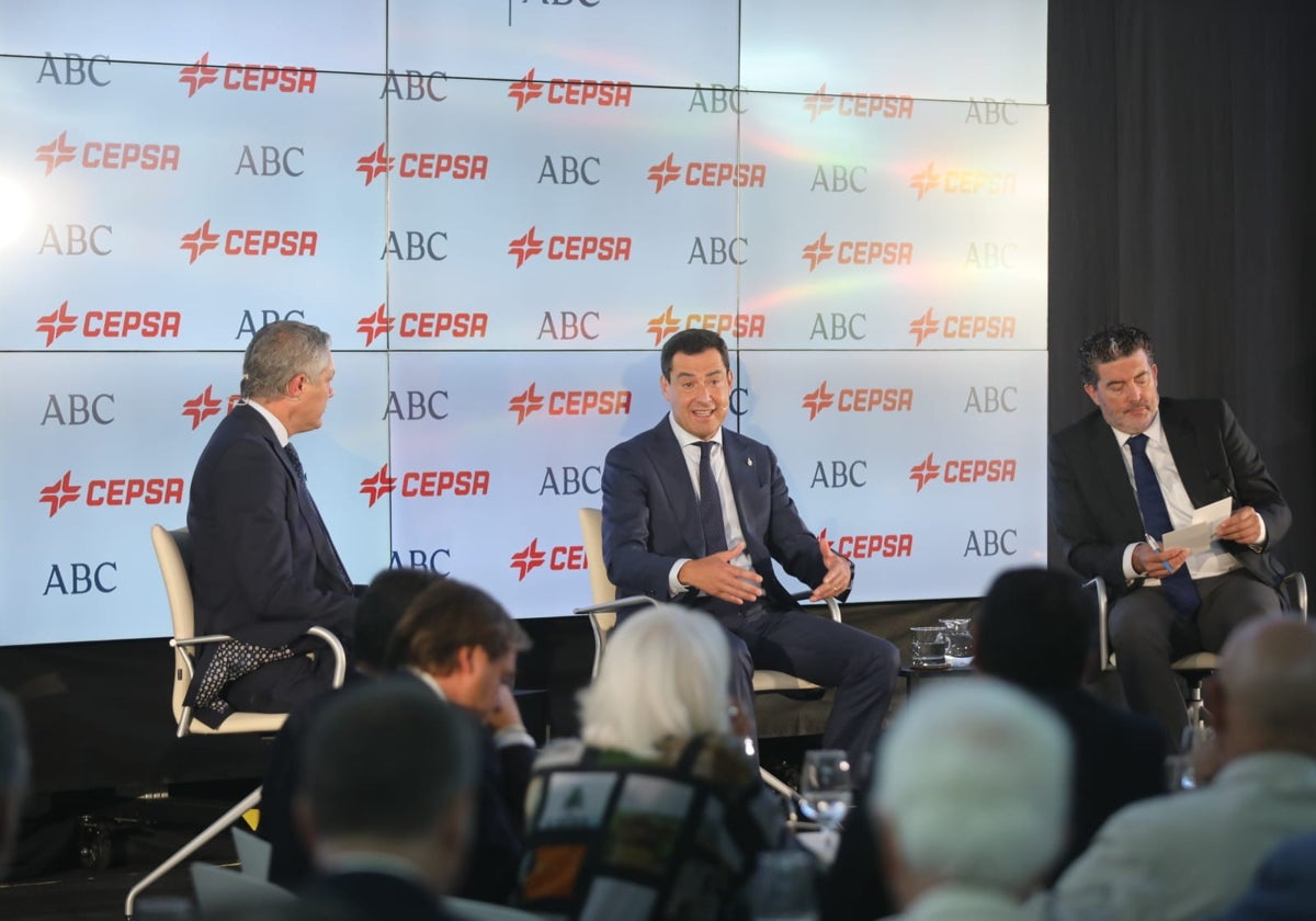 El presidente andaluz, Juanma Moreno, junto a Alberto García Reyes y Julián Quirós en el Foro ABC