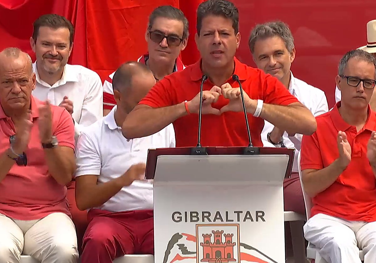 Picardo, el domingo en el Día Nacional de Gibraltar. Detrás, a  la derecha al fondo, Keith Azopardi