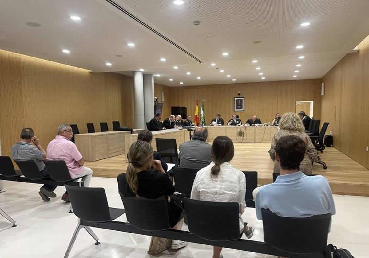 Los acusados en el primero banco durante el juicio en la Audiencia Provincial el pasado mes de junio