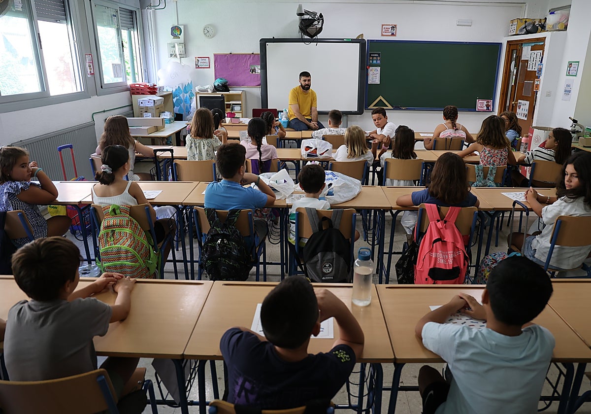 Un maestro da clase en el CEIP Eduardo Lucena este lunes