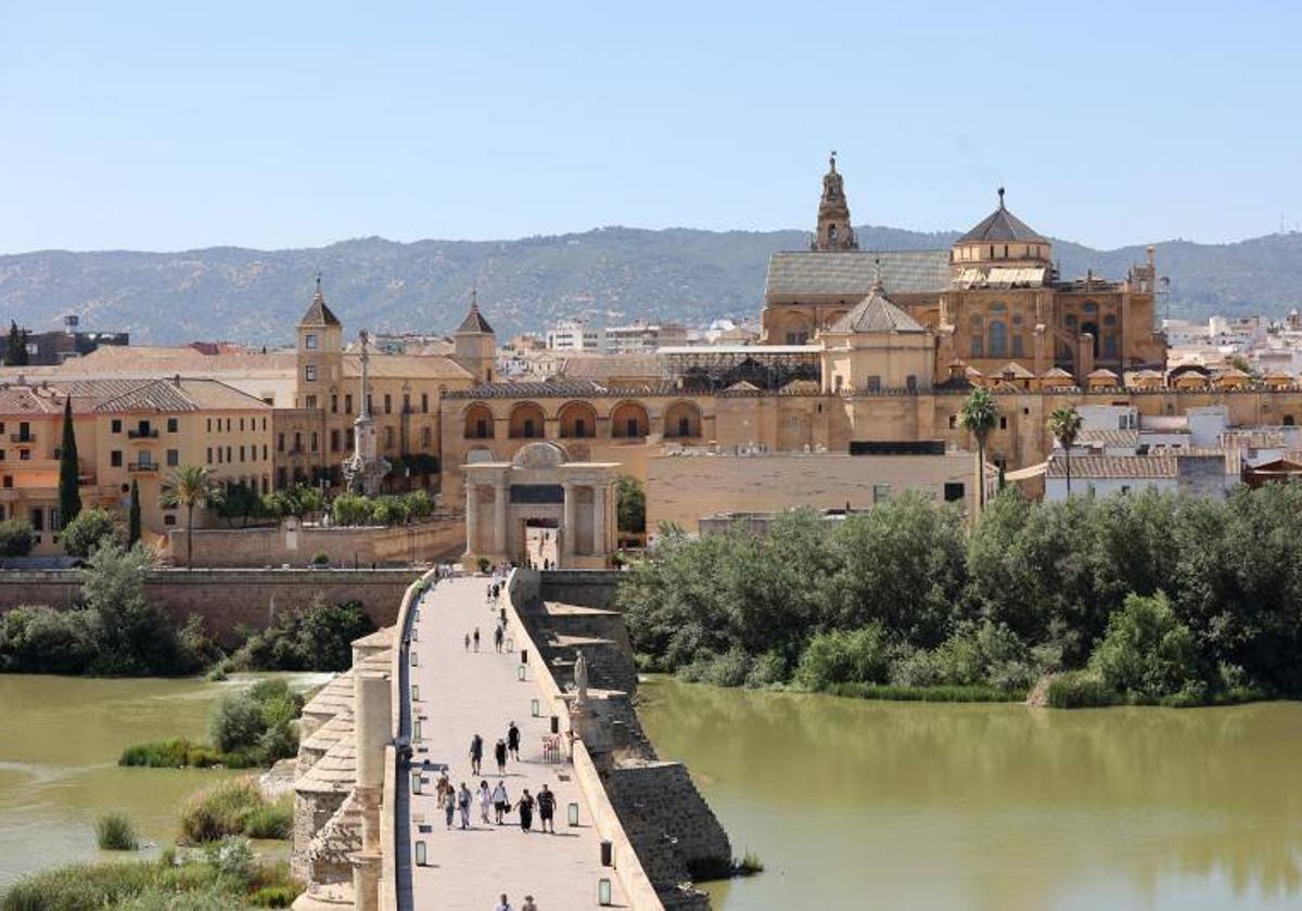 Vista de la Mezquita-Catedral y el Puente Romano de Córdoba