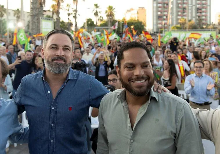 Abascal, líder nacional de Vox, con Garriga, secretario general, en un acto de campaña