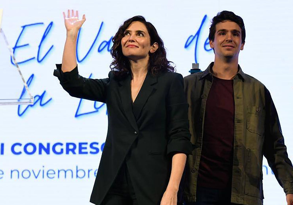 Isabel Díaz Ayuso y el presidente de Nuevas Generaciones del PP de Madrid, Ignacio Dancausa
