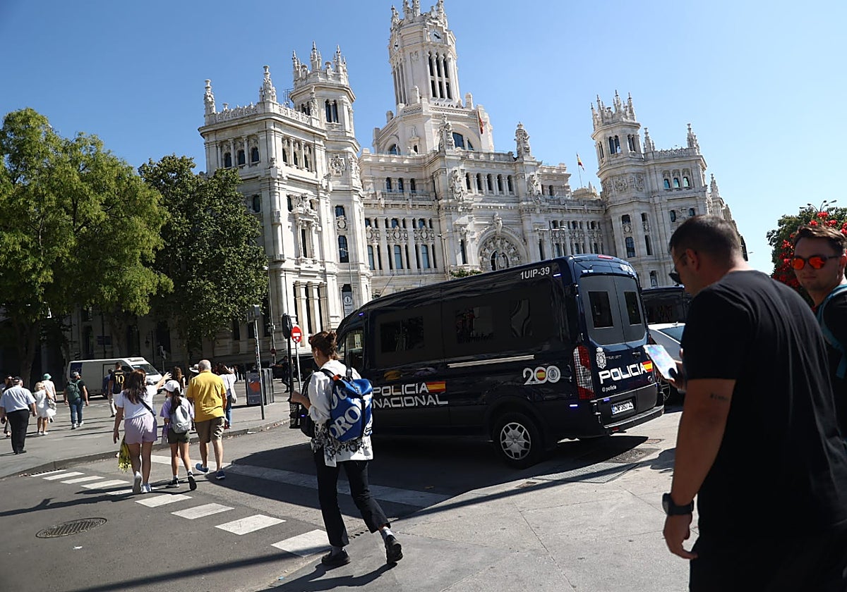 Varios furgones de Policía Nacional cortan el paseo de Recoletos mientras inspeccionan la zona del aviso de bomba