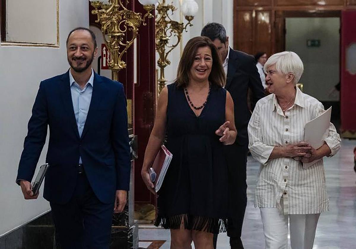 Alfonso Rodríguez Gómez de Celis, Francina Armengol e Isaura Leal, a su llegada a una reunión de la Mesa