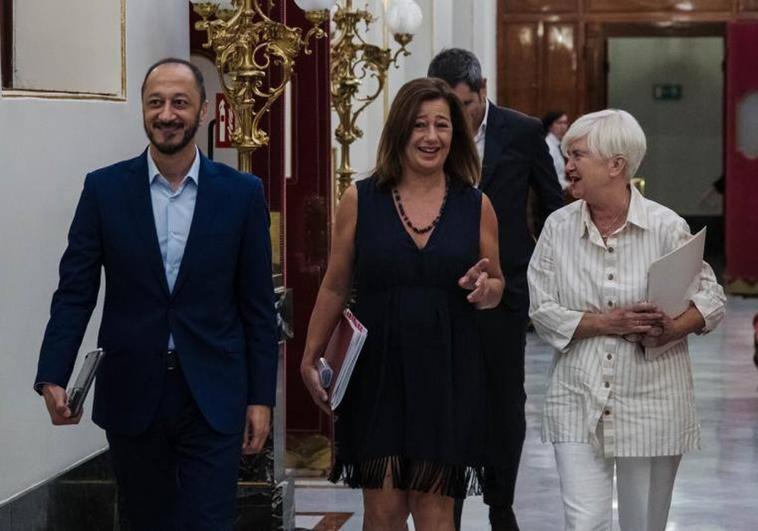 Alfonso Rodríguez Gómez de Celis, Francina Armengol e Isaura Leal a su llegada a una reunión del Patronato