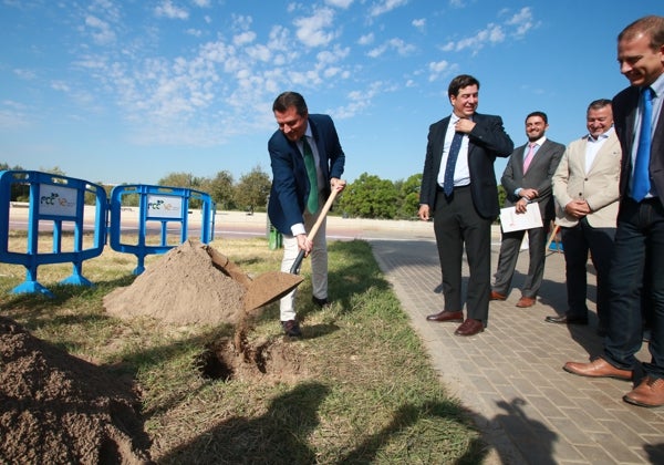 Emacsa pone la primera piedra del tanque de tormentas del Guadalquivir: un depósito donde cabrían 24 millones de tetrabriks de un litro