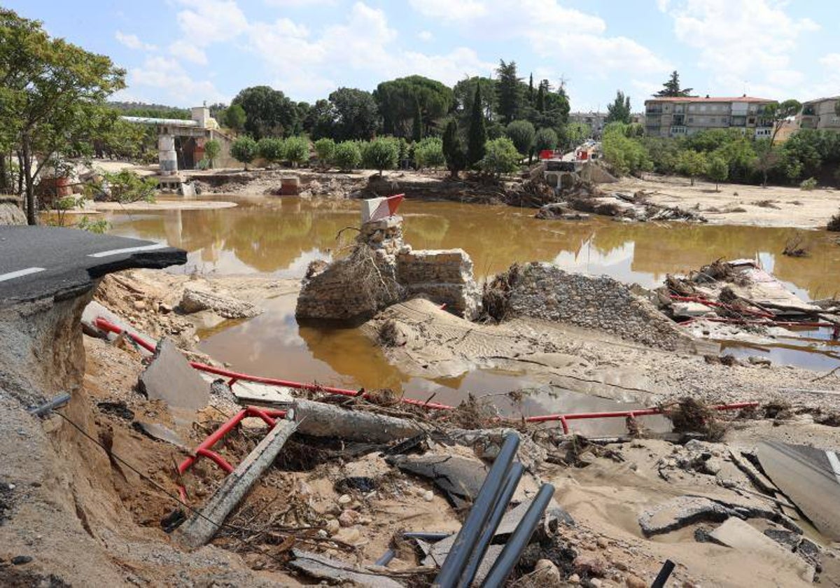 Uno de los tres puentes que colapsaron en Aldea del Fresno, dejando a la localidad aislada