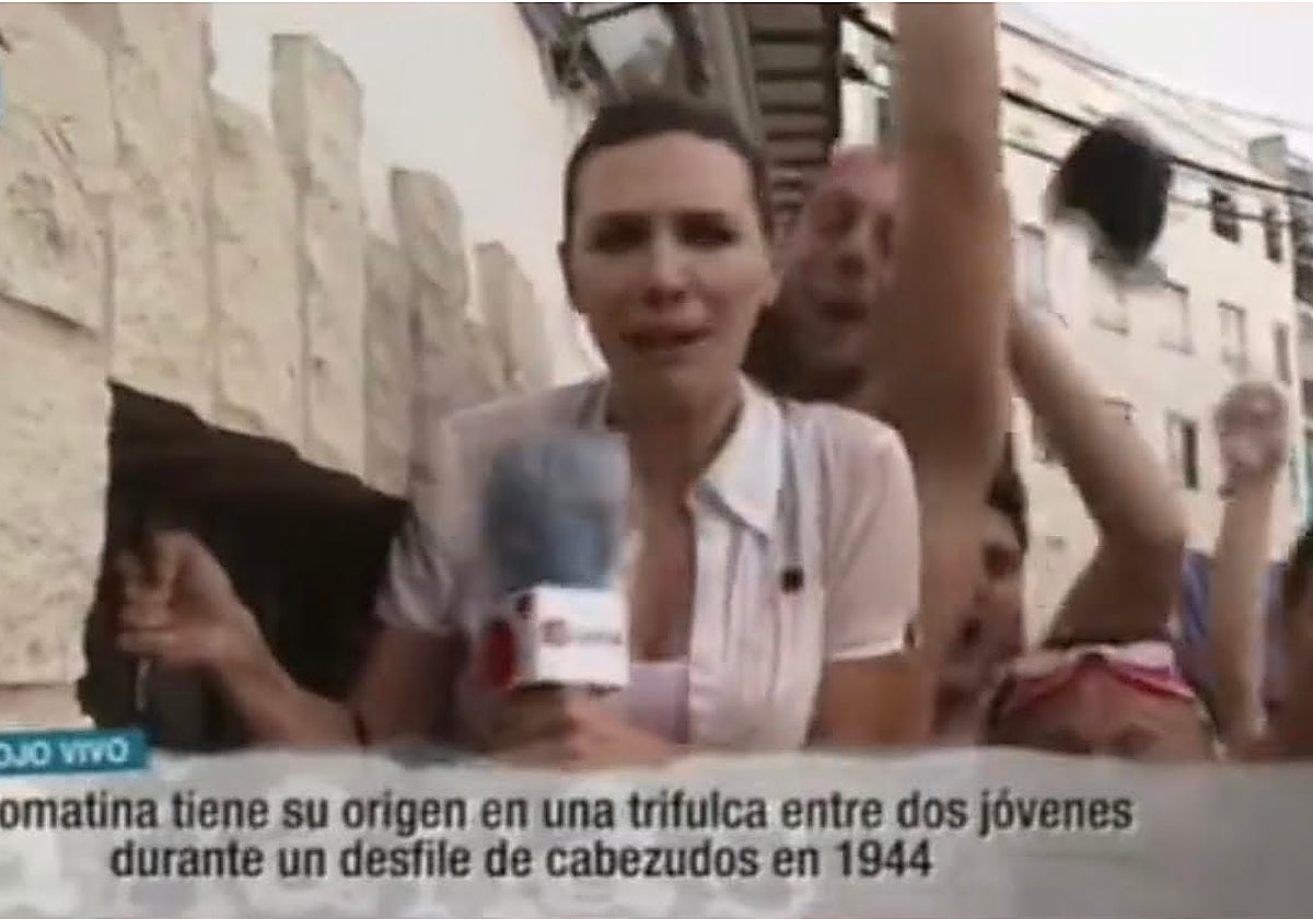 Imagen de archivo de la conexión en directo de la periodista Verónica Sanz en la Tomatina de Buñol