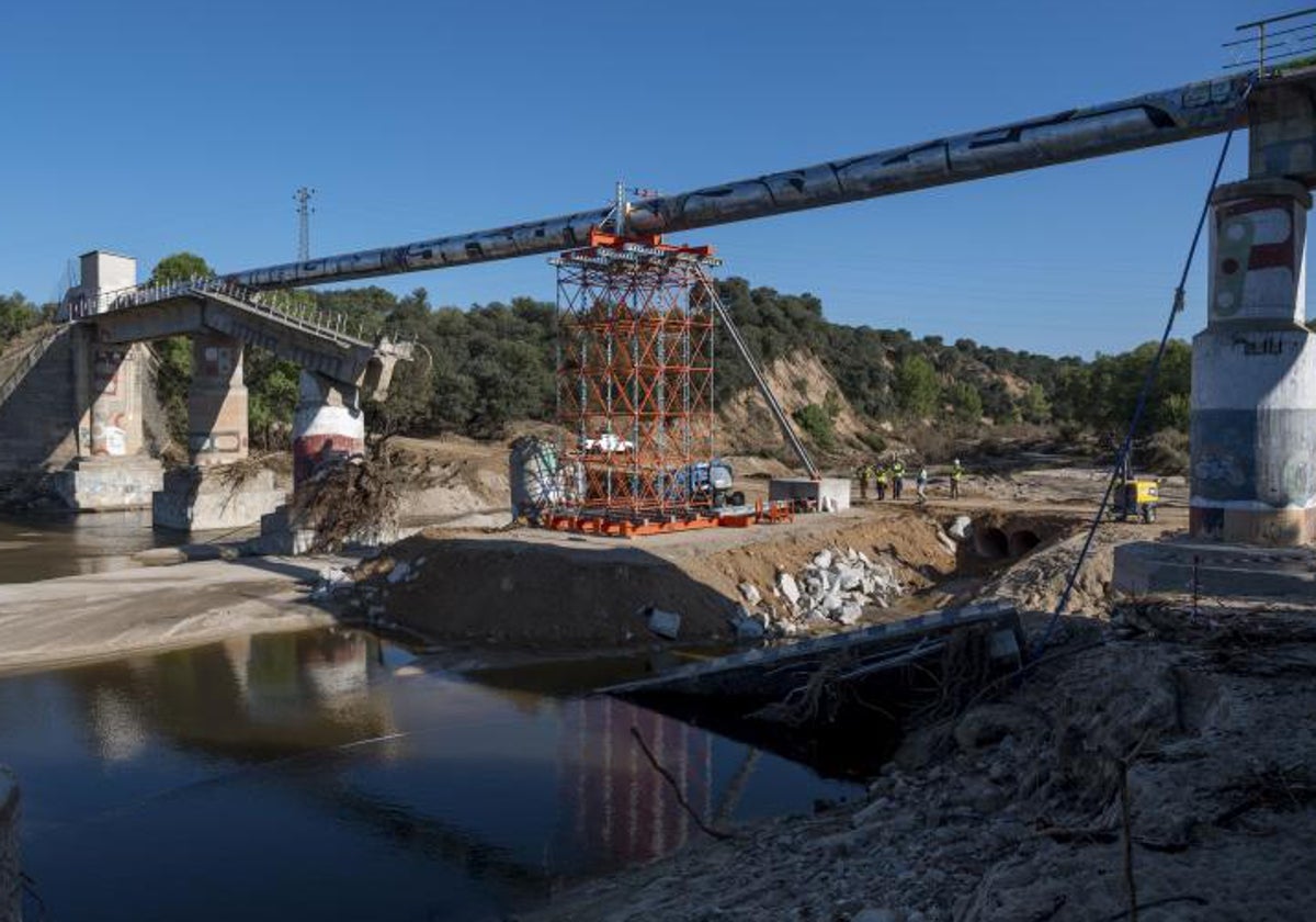 Obras en el viaducto que soporta el conducto de abastecimiento y que cruza el río Perales en la localidad madrileña de Aldea del Fresno