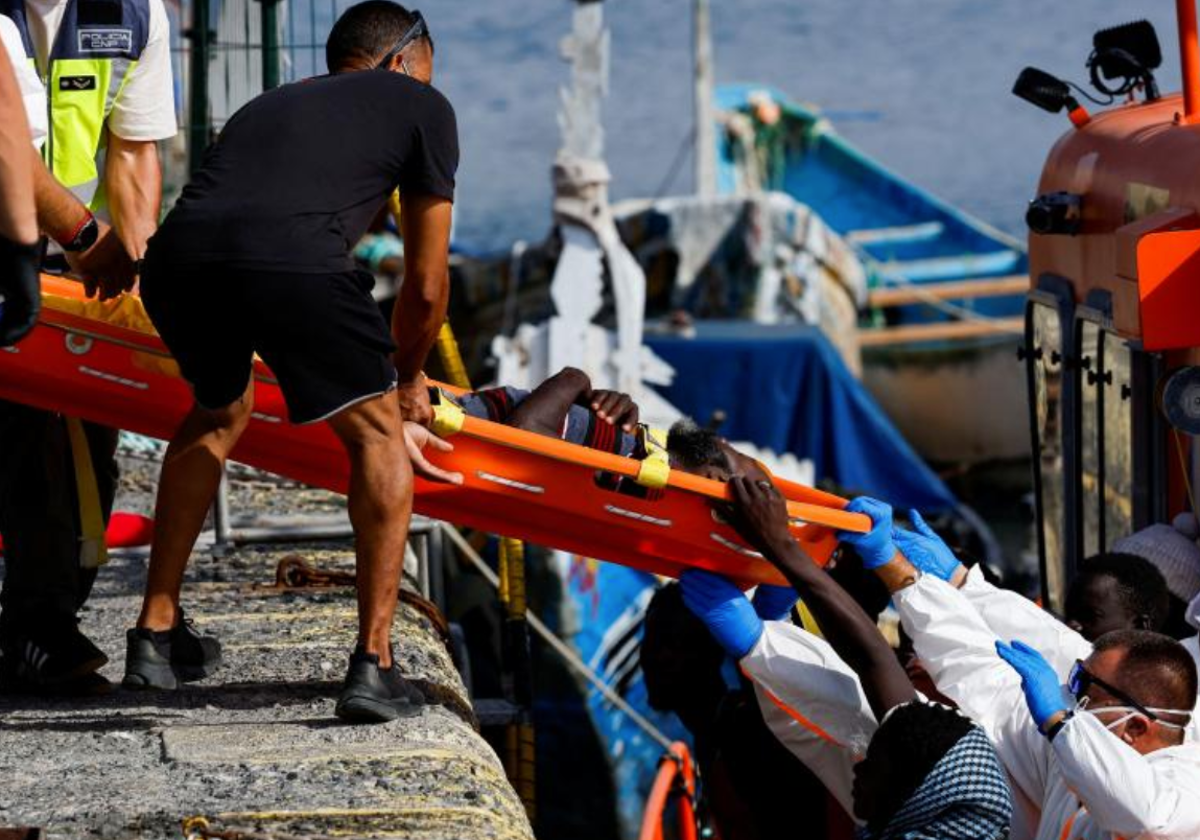 Rescate de un migrante en el muelle de Arguineguín