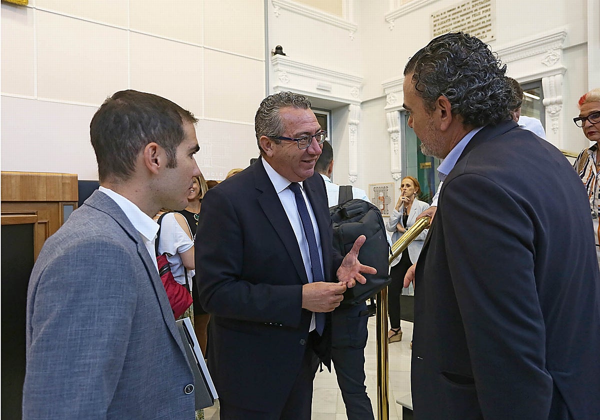 El presidente de la Diputación de Alicante, Toni Pérez, conversa con los portavoces de la oposición, en el Pleno de este miércoles.