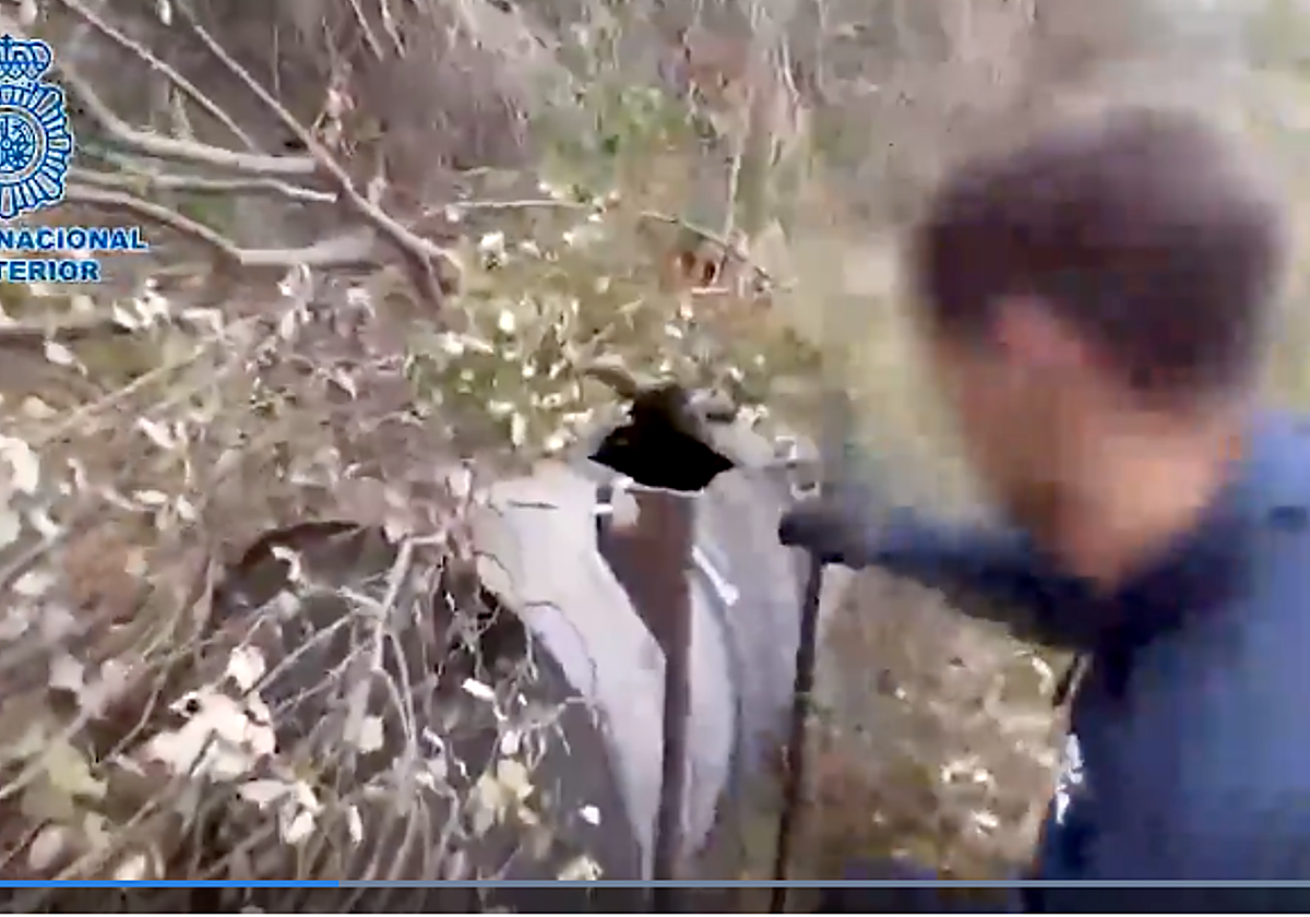 Los bidones estaban escondidos entre la maleza y en un terreno escarpado