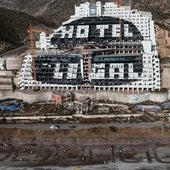 La Junta traslada al TSJA que los suelos donde se levanta el Algarrobico son «no urbanizables desde 1994»