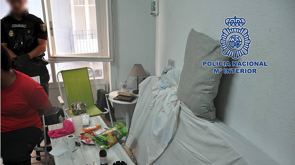 Imagen de la anciana detenida en su domicilio junto a la Policía Nacional