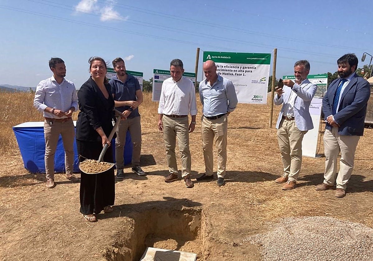 La consejera  Carmen Crespo, en la primera piedra de las obras de abastecimiento a los municipios de la Sierra de Aracena