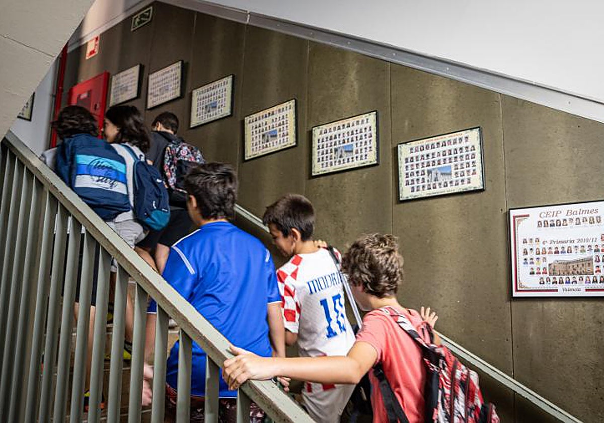 Alumnos en un centro educativo en el inicio del presente curso escolar en Valencia.