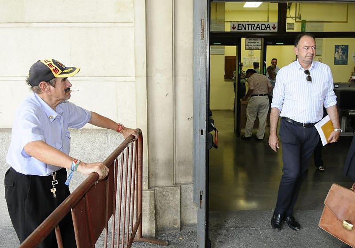 Daniel Alberto Ribera (d), ex director general de Trabajo de la Junta, a su salida de los Juzgados