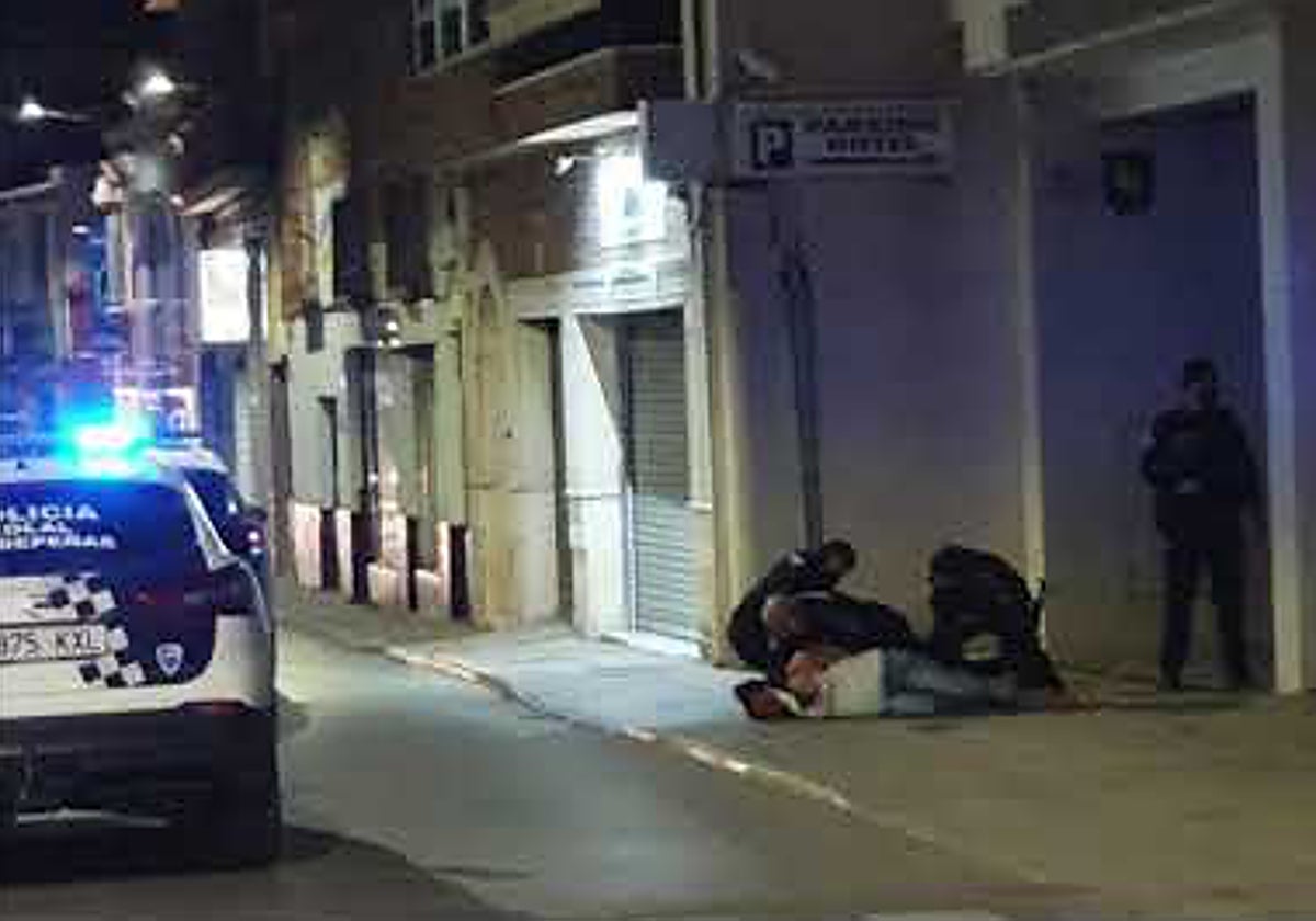 Una pelea entre dos hermanos acaba con uno de ellos detenido y el otro, herido en la espalda con un cuchillo de cocina