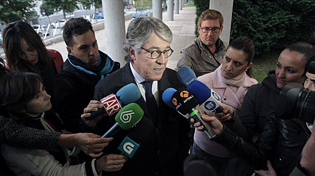 El abogado de Rosario Porto, José Luis Gutiérrez Aranguren, atendiendo a la prensa a la salida de una de las sesiones del juicio