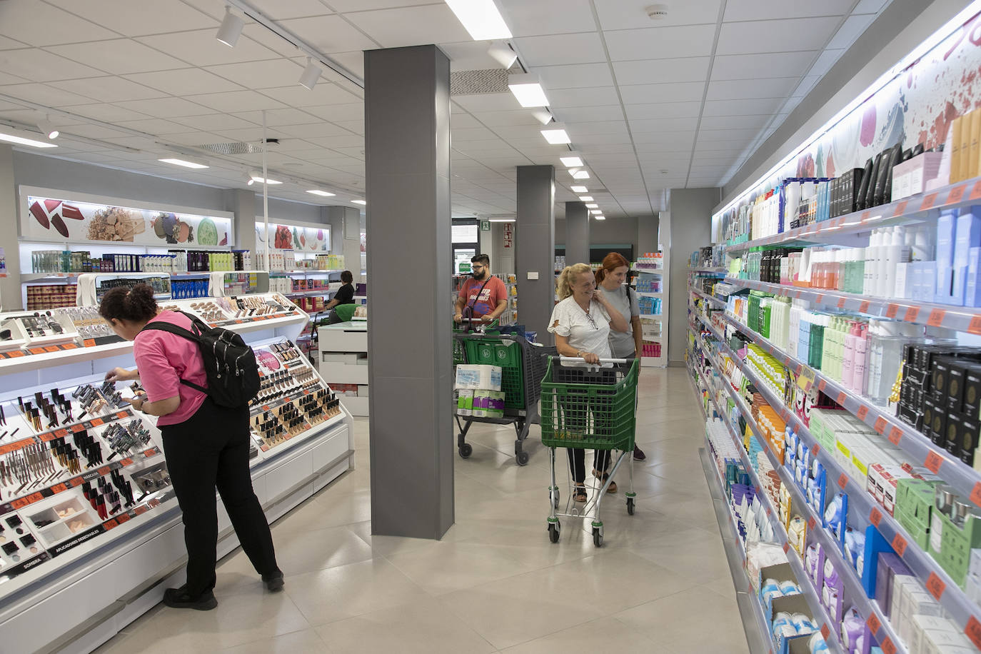 En imágenes, la esperada reapertura del Mercadona de Ronda de la Manca en Córdoba