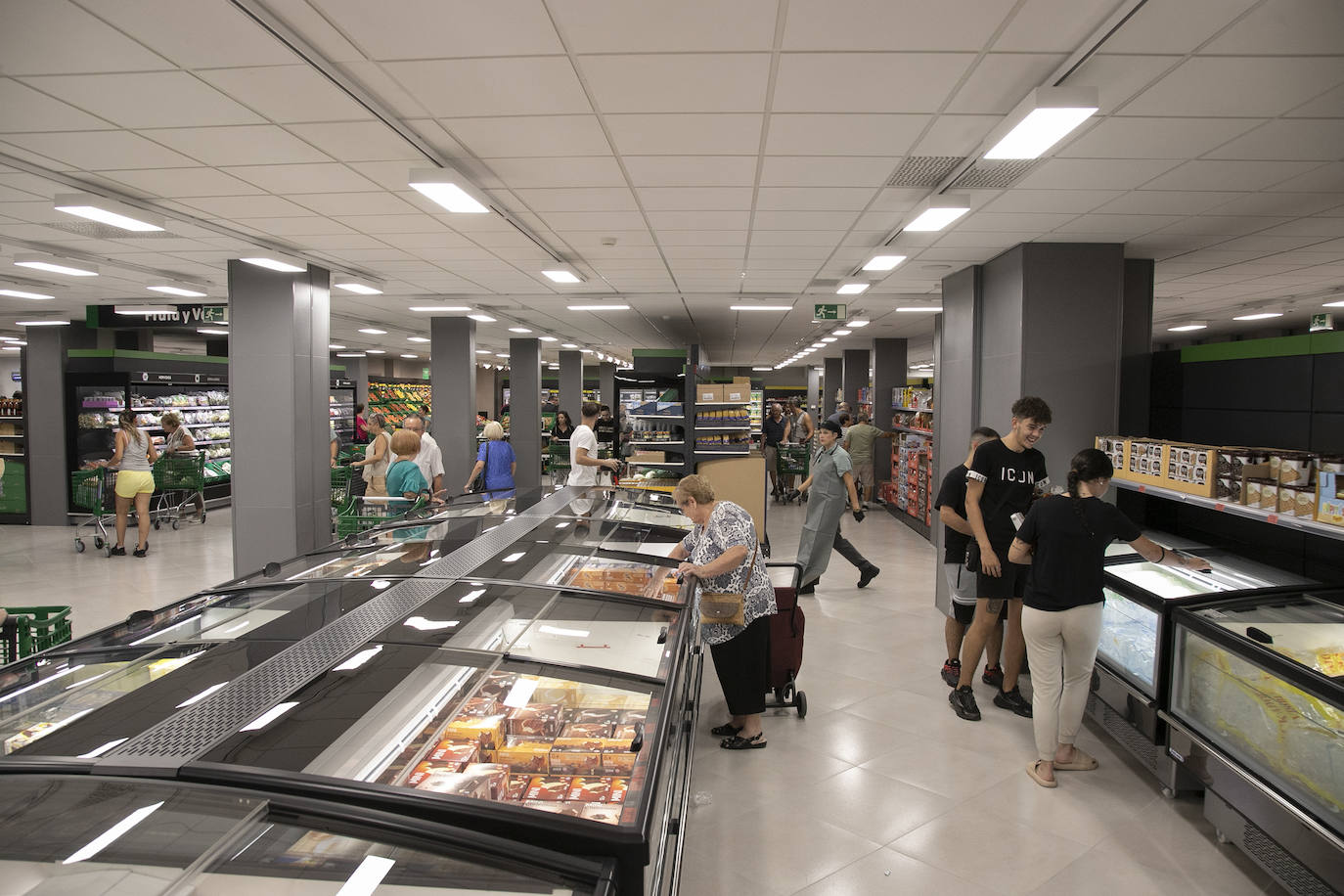 En imágenes, la esperada reapertura del Mercadona de Ronda de la Manca en Córdoba