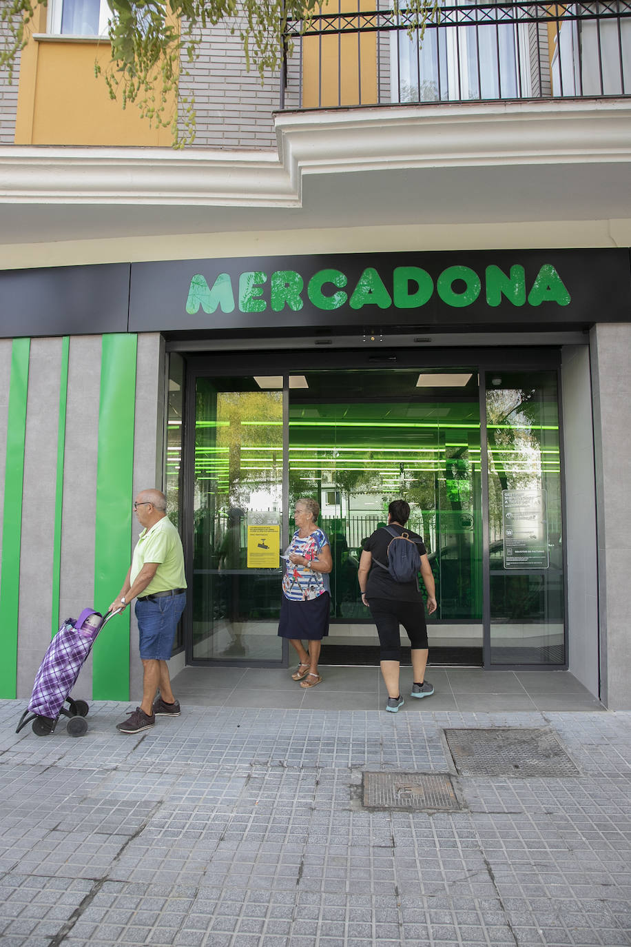 En imágenes, la esperada reapertura del Mercadona de Ronda de la Manca en Córdoba