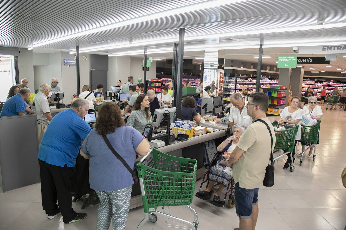 En imágenes, la esperada reapertura del Mercadona de Ronda de la Manca en Córdoba