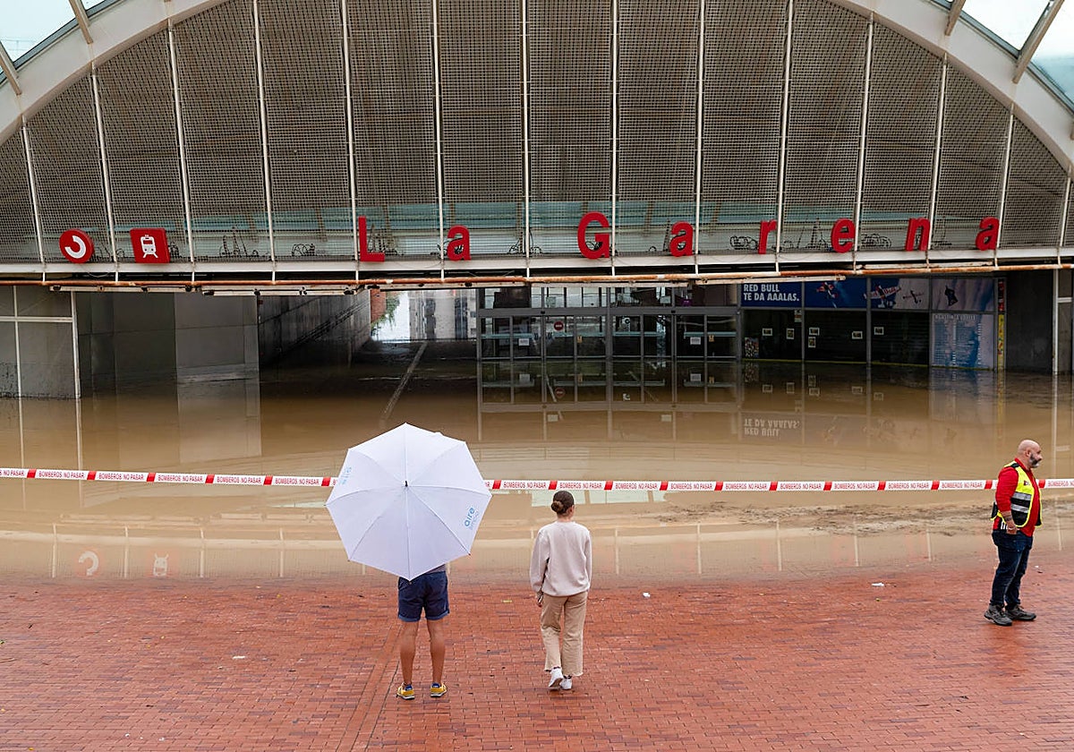Las fuertes lluvias inundan la estación de la Garena en Alcalá de Henares