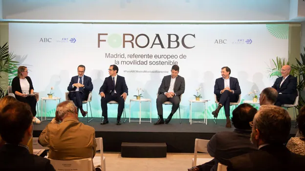 Charo Barroso en la segunda mesa, con Francisco Aranda (UNO Logística), Dionisio González (UITP), Jesús López Martínez (Iberdrola), José López-Tafall (Anfac) y Arturo Pérez Orive (Aedive)