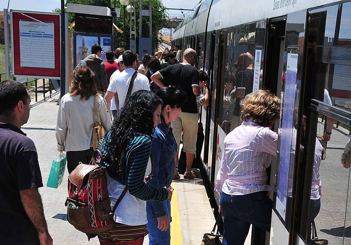 Viajeros acceden al servicio de transporte público de FGV