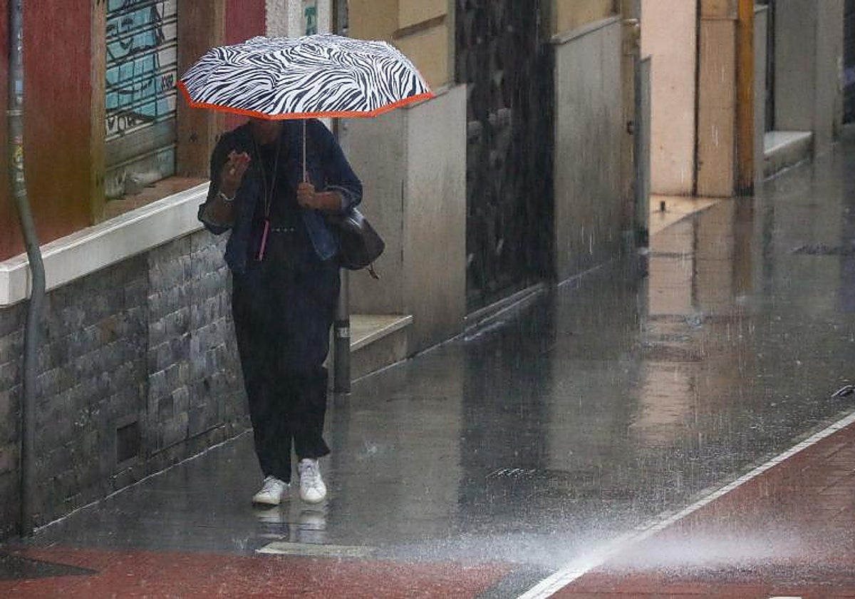 Imagen de la lluvia tomada este viernes en la ciudad de Valencia