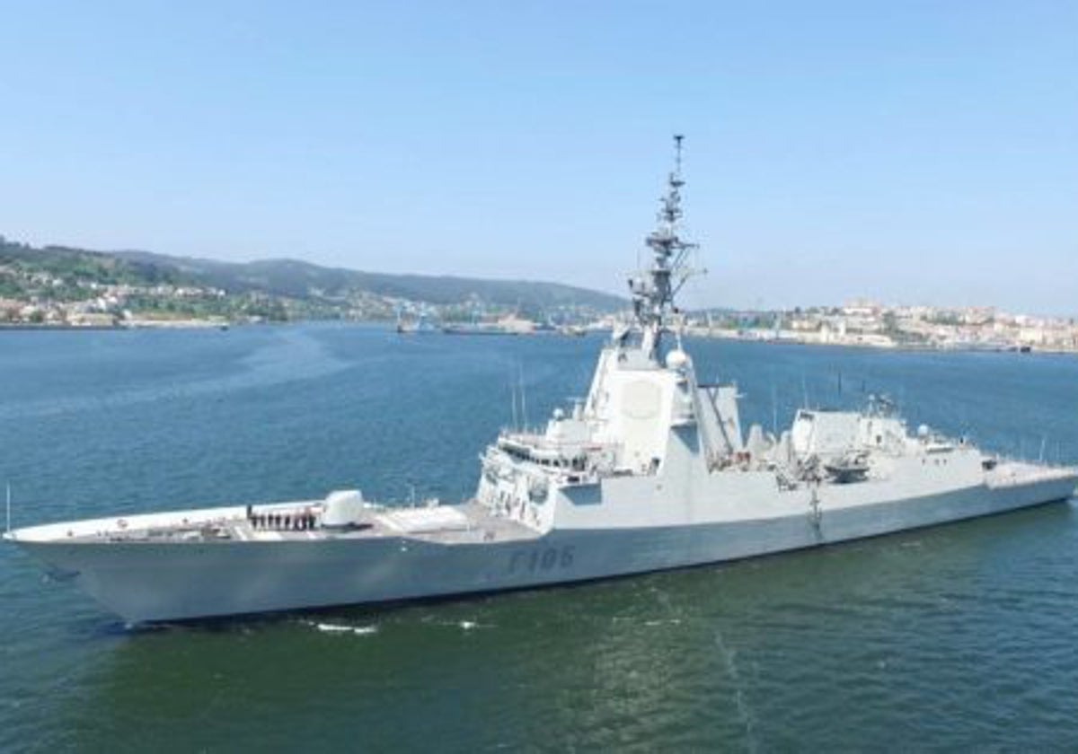 La fragata Cristóbal Colón zarpando de su base en Ferrol