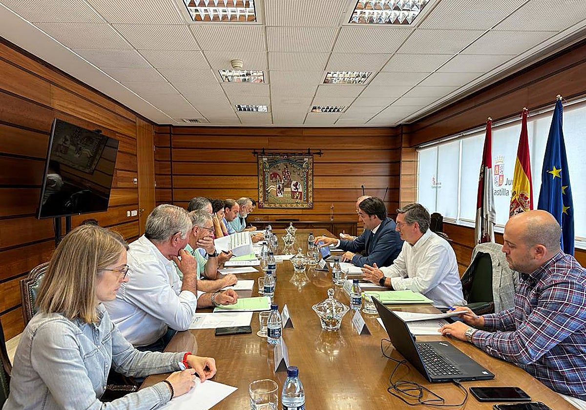 Reunión del consejero de Medio Ambiente con los responsables de las organizaciones agrarias para tratar las alegaciones sobre el lobo
