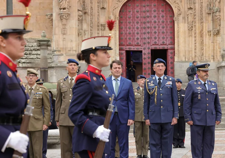 Ofrenda de la Guardia Real a la Virgen de la Vega, en la Catedral de Salamanca