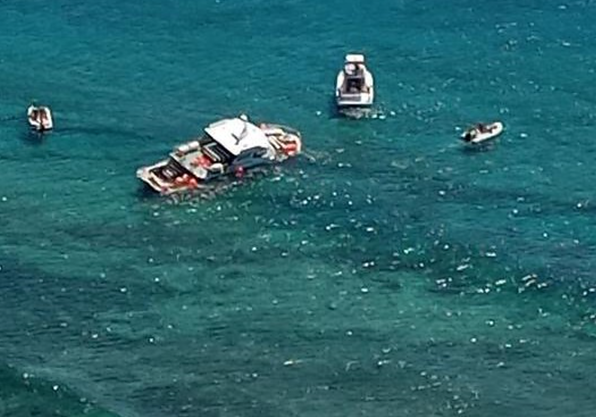 Barco turístico encallado en la costa de Isla de Lobos