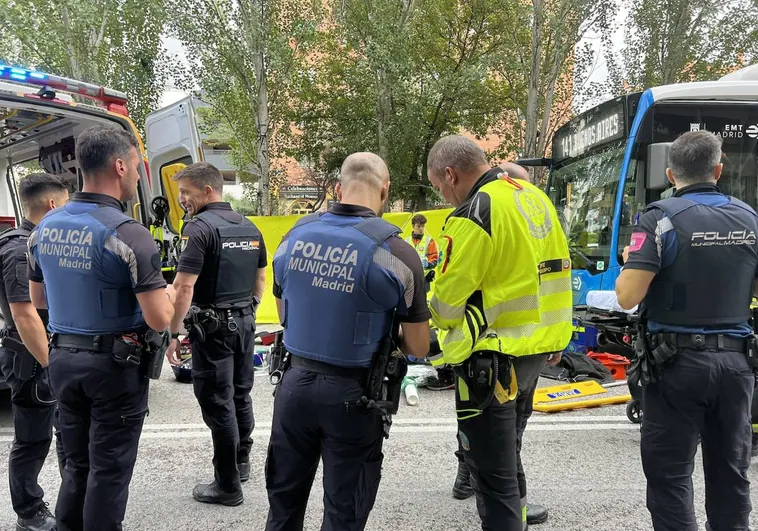 Los servicios de emergencia atienden al hombre atropellado por un coche en Madrid