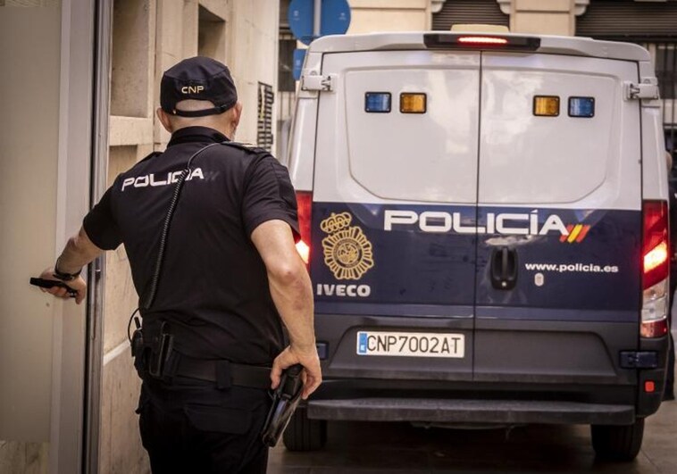 Imagen de archivo de un policía en la Audiencia Provincial de Alicante