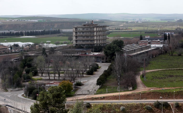 Imagen principal - Más de 40.000 metros cuadrados abarca la vieja escuela de Agrónomos que diseñara el arquitecto Fernando Moreno en 1963 y que se terminó de construir en 1969, ejemplo de la corriente llamada 'brutalismo. El proyecto de Rafael Castelló para la empresa GEC SL y su campus de FP contempla una residencia en la torre, aulas en su basamento, usos educativos en otros edificios y zonas comunes deportivas con piscina y gimansio en la parte del invernadero además del aparcamiento. Más de 21 millones de euros de inversión, según los datos iniciales aportados.