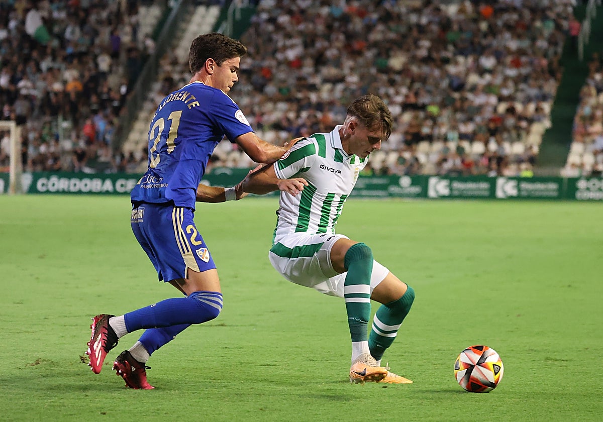 Álex Sala disputa el balón ante un rival del Linares