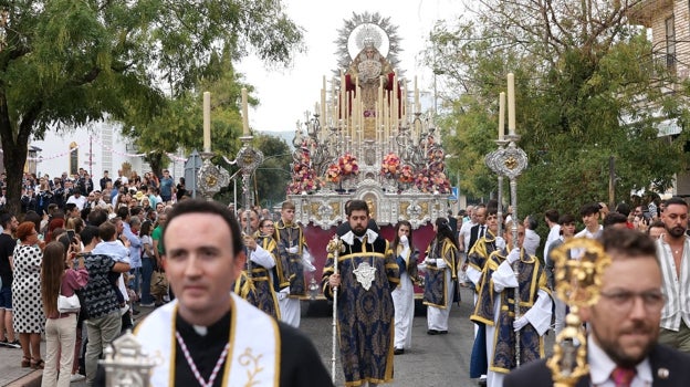 El nuevo párroco, Juan Luis Carnerero, junto al hermano mayor del Descendimiento, Manuel Aguilera