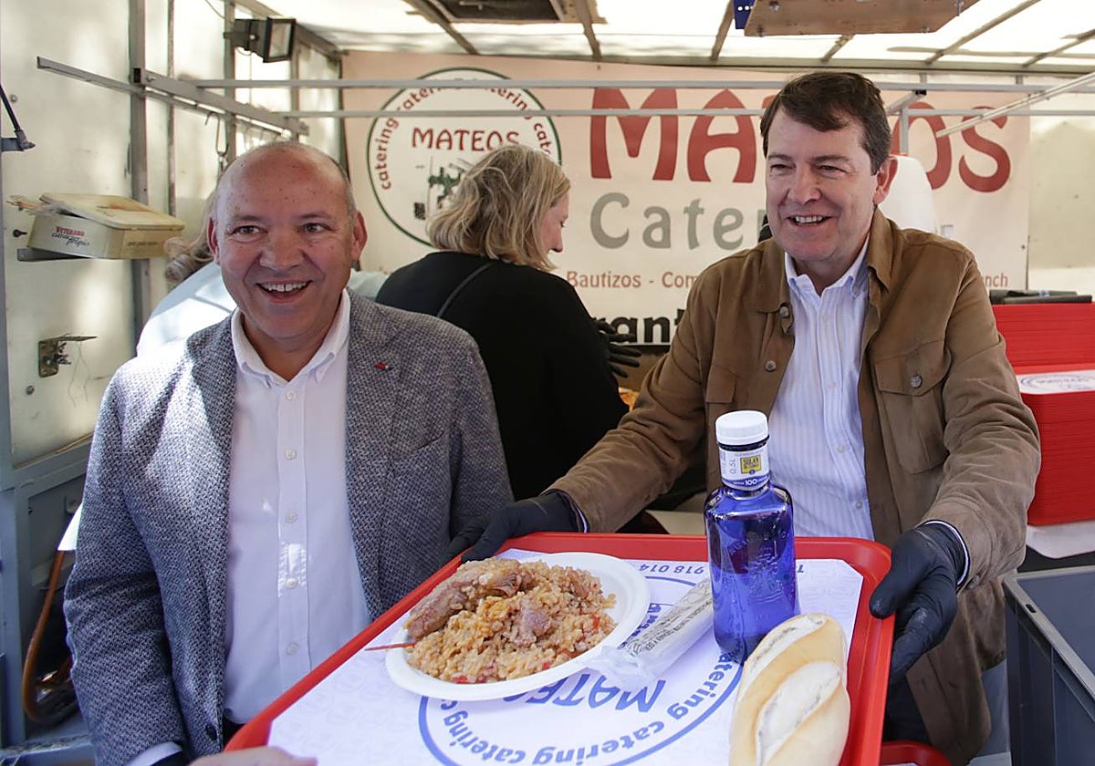 El presidente del PP y de la Junta de Castilla y León, Alfonso Fernández Mañueco, junto al líder de su partido en Zamora, José María Barrios