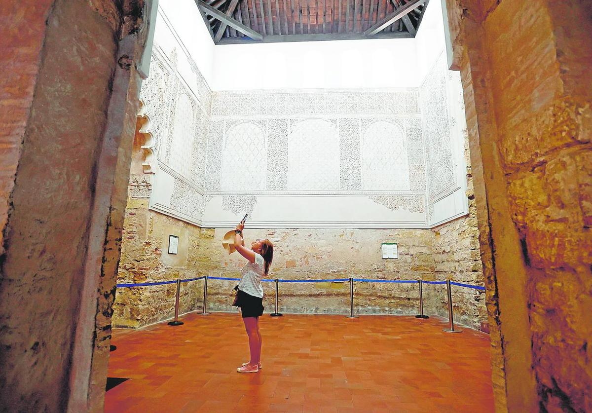 Una visitante fotografía el interior de la Sinagoga de Córdoba