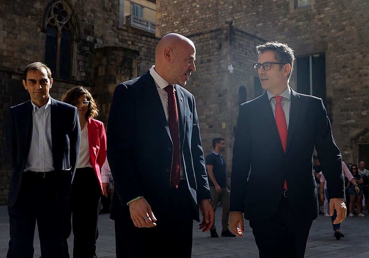 El ministro de la Presidencia, Félix Bolaños, durante su visita de este lunes a Barcelona, junto al delegado del Gobierno en Cataluña, Carlos Prieto