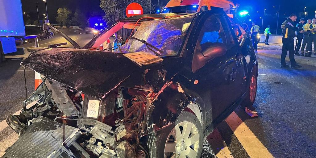 Un hombre de 40 años, en estado muy grave después de salir despedido de su coche tras un accidente en Madrid Un hombre de 40 años, en estado muy grave después de salir despedido de su coche tras un accidente en Madrid