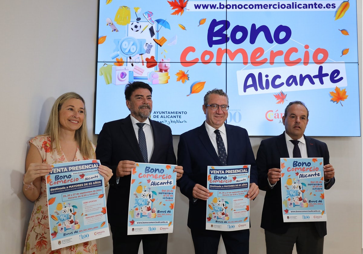 Luis Barcala, Toni Pérez y Carlos Baño, en la presentación del Bono Comercio de la ciudad de Alicante.